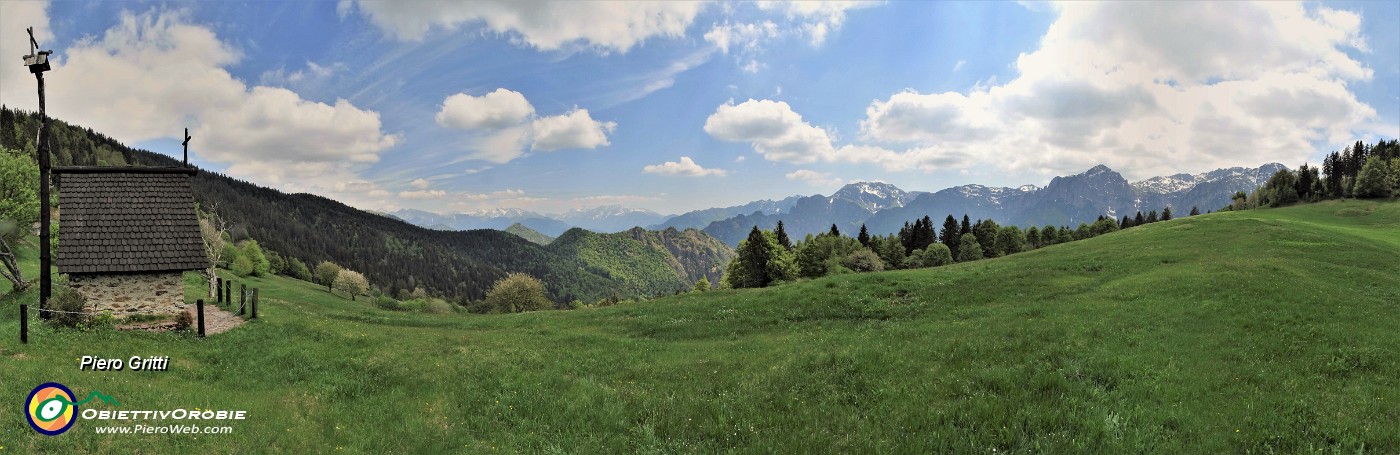 71 Vista panoramica con la Cappella dei prati della Pigolotta.jpg